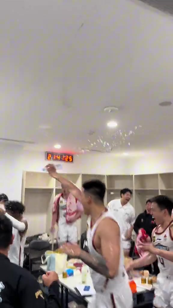 广东更衣室成同曦欢庆海洋?同曦GM&众将泼水庆祝 阿日激情喊话