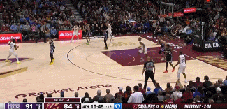 奋力反击！骑士轮番冲击篮筐频频得手 打出12-2追到只差2分