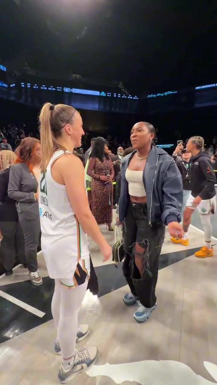 冠军??约内斯库赛后向法网冠军高芙赠送球衣 2人合影留念